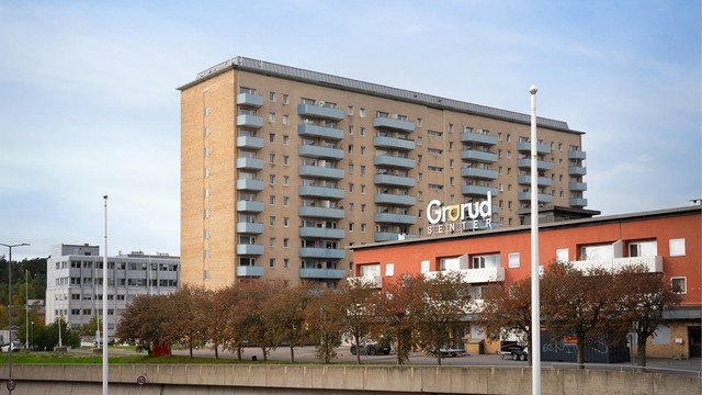 Grorud senter ligger rett ved bygget og har blant annet Meny, apotek, Vinmonopolet og flere kafeer. Hverdagsærendene gjør du i tøfler, og med T-banen like ved er du i Oslo sentrum på litt over 20 minutter.