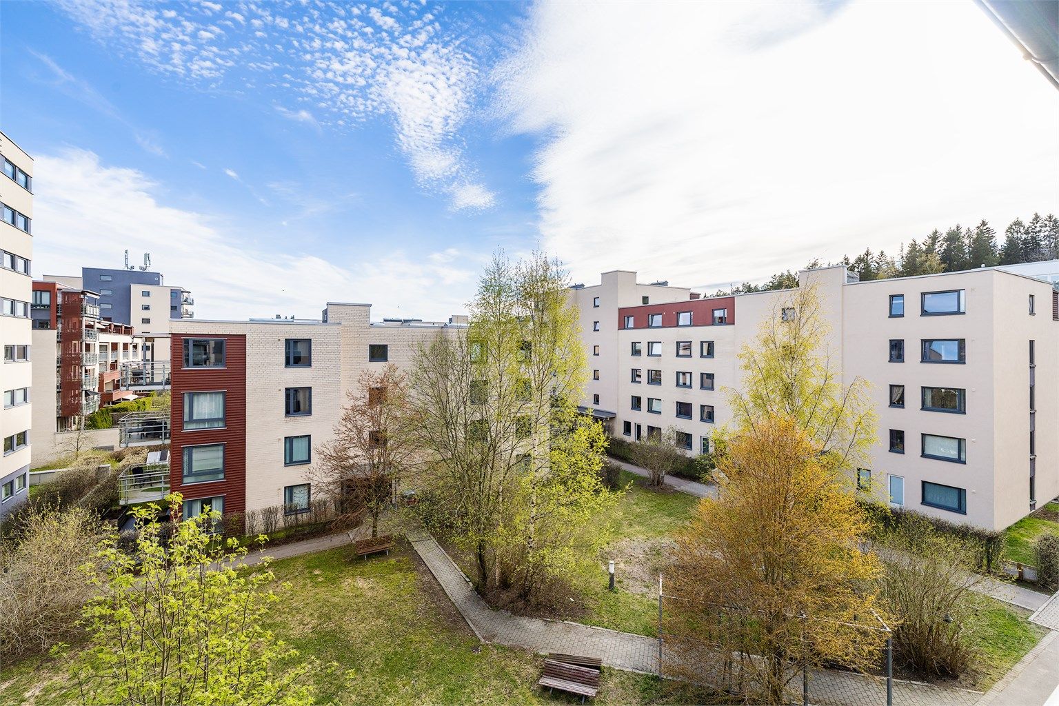 Fra leiligheten er det en åpen og hyggelig utsikt over de grønne fellesområdene.