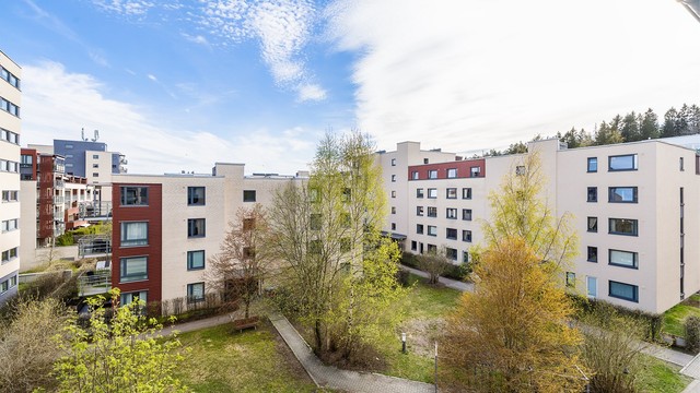 Fra leiligheten er det en åpen og hyggelig utsikt over de grønne fellesområdene.