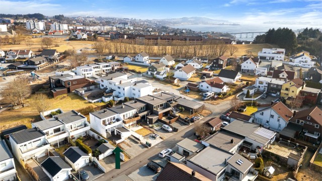 Boligen ligger i et etablert boligområde, med kort vei til skoler, barnehager og dagligvarebutikk.