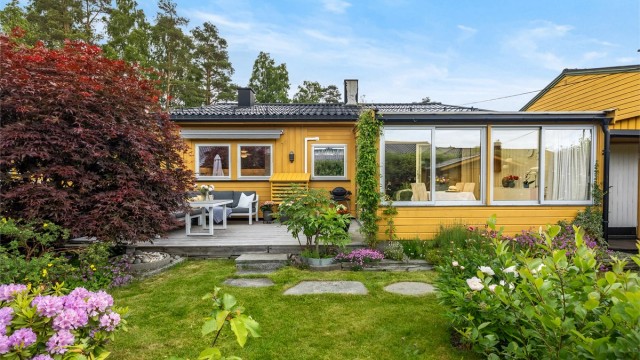 Velkommen til Rådyrveien 4 B - et hyggelig rekkehus med pent opparbeidet hage og gode solforhold! Beliggende i et barnevennlig og populært område