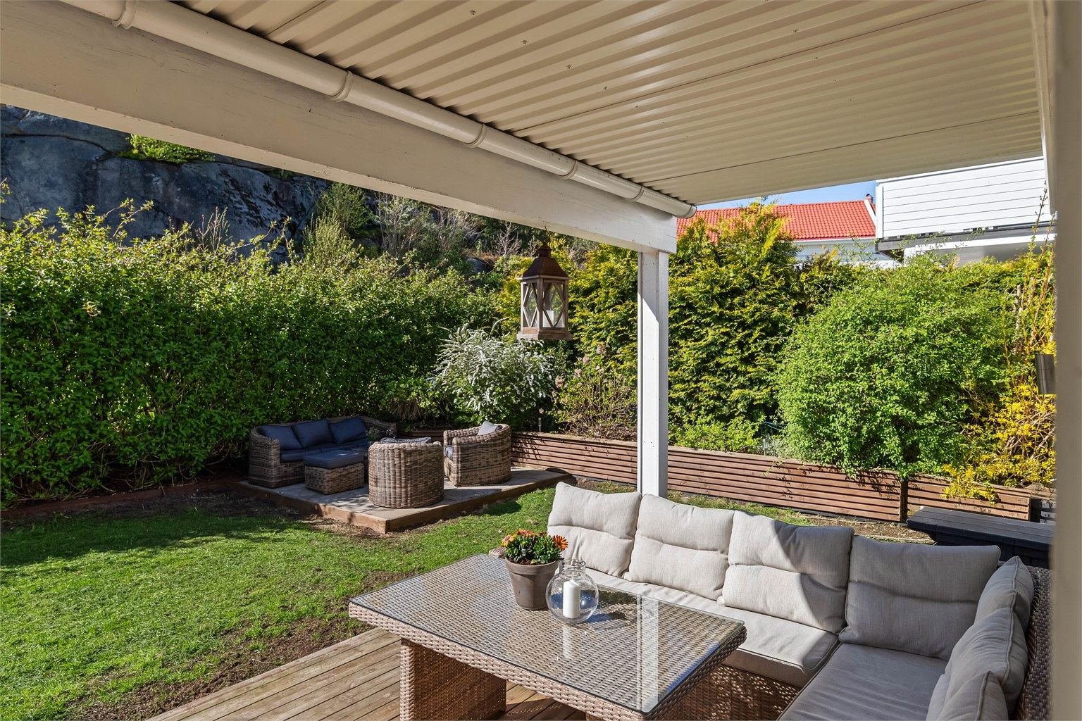 Med gangavstand inn til sentrum kan du nyte godt av alle byens fasiliteter og brygga med yrende folkeliv om sommeren.