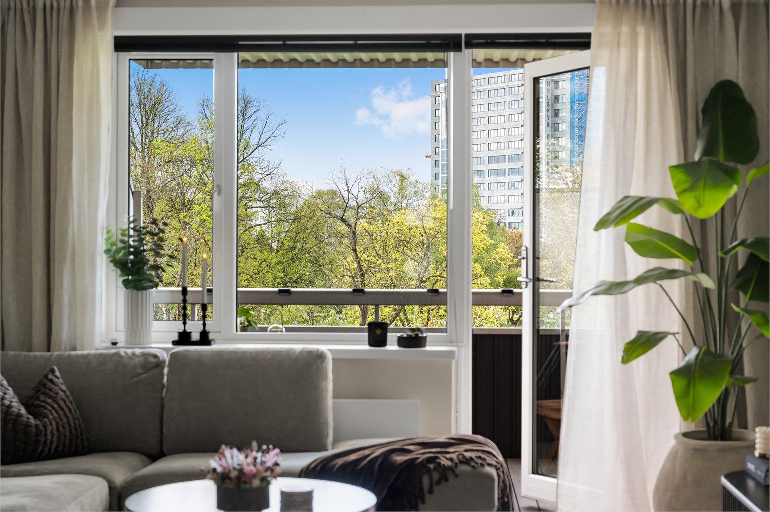 En flott og romslig 3-roms leilighet med god intern beliggenhet i Teisen Vest Borettslag.