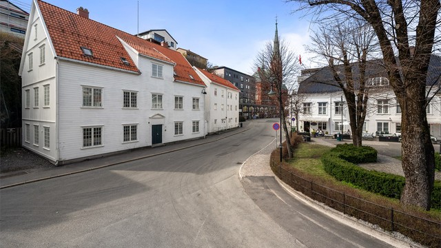 Leiligheten ligger sentralt plassert i Arendal sentrum, med alt du trenger i umiddelbar nærhet.
