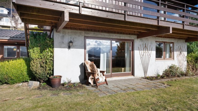 Uteplass med betongheller og direkte utgang fra kjellerstuen