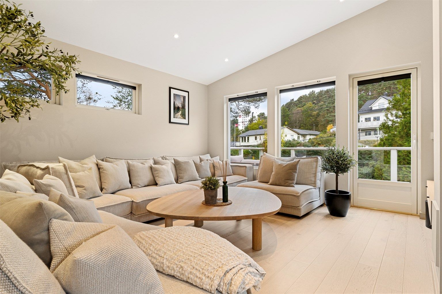 Stuen er romslig med forskjellige møbleringsmuligheter