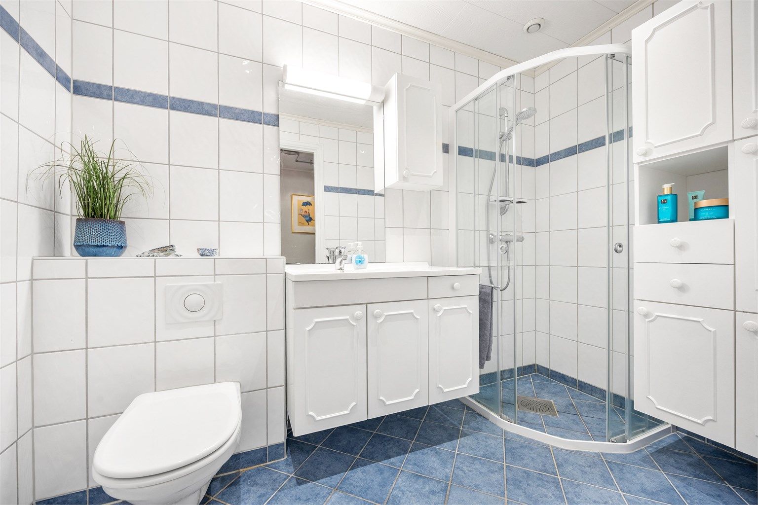 Baderommet har gulvvarme og downlights i himlingen.