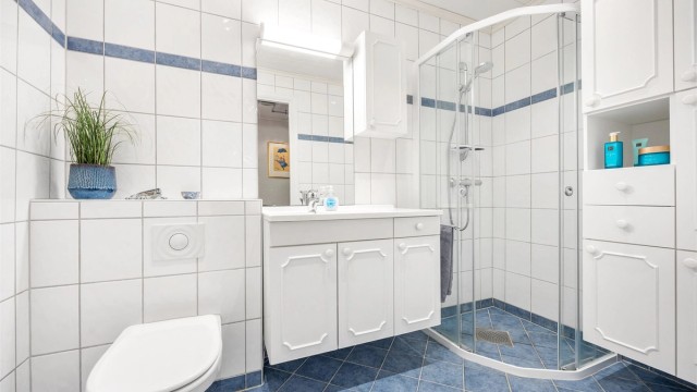 Baderommet har gulvvarme og downlights i himlingen.