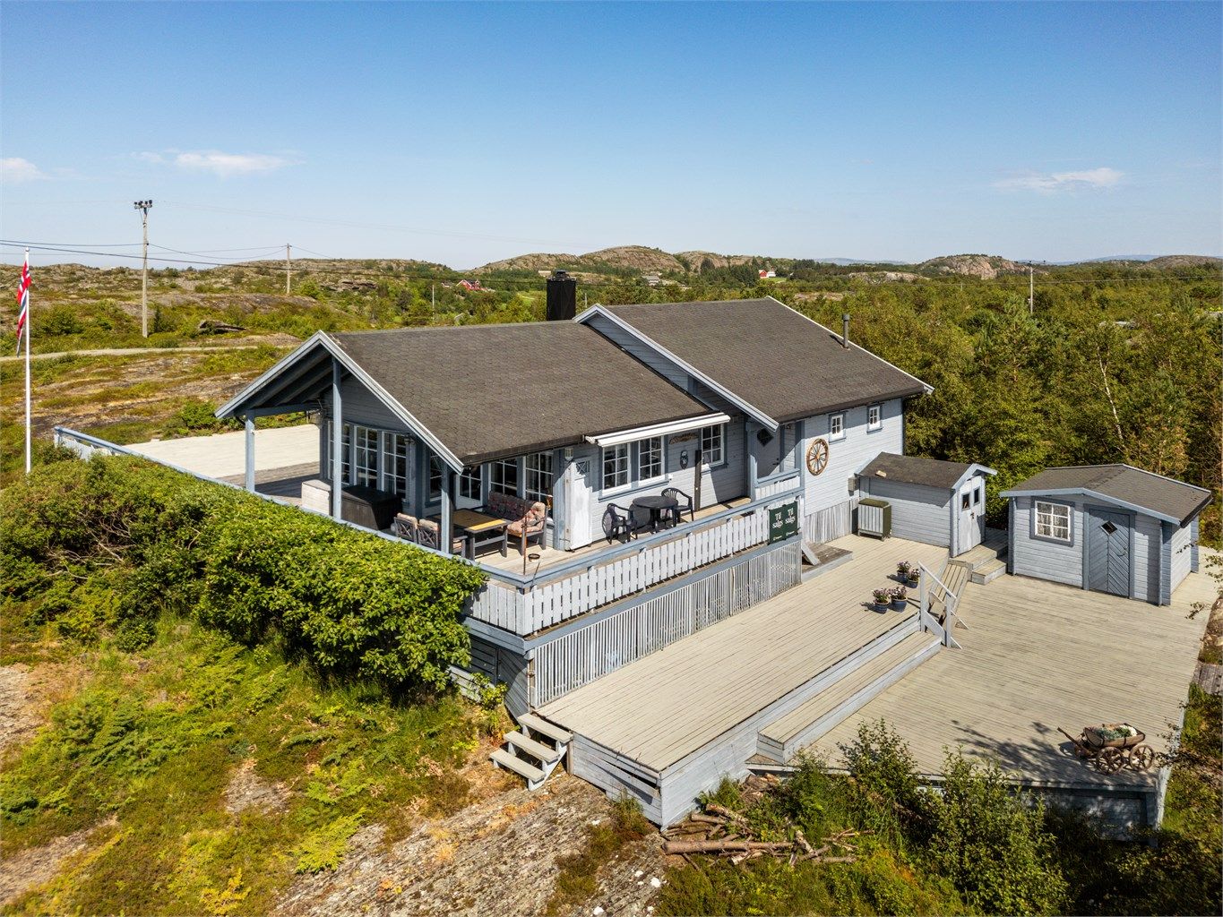 Velkommen til Gåsungskardet 2 - og denne innholdsrike hytten med fantastisk beliggenhet i naturskjønne og rolige omgivelser med flotte turmuligheter rett utenfor døren. 