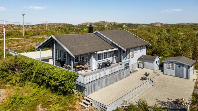 Velkommen til Gåsungskardet 2 - og denne innholdsrike hytten med fantastisk beliggenhet i naturskjønne og rolige omgivelser med flotte turmuligheter rett utenfor døren.