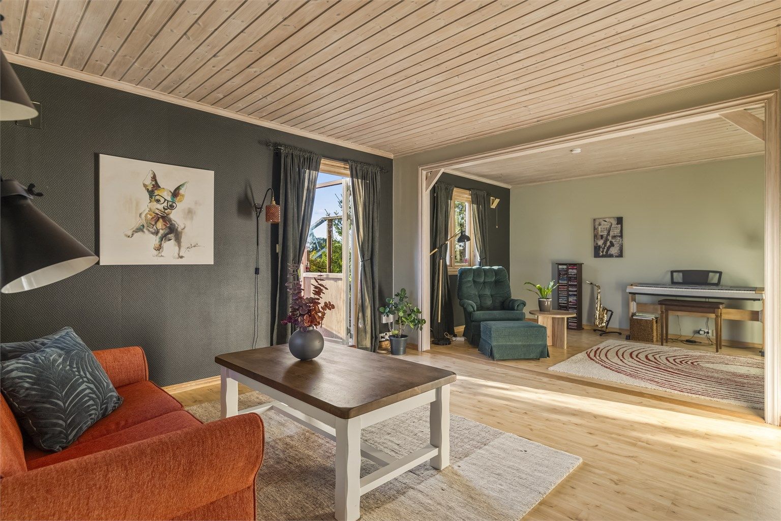 Stuen er utvidet og gir god plass til flere sittegrupper og soner for hele familien.