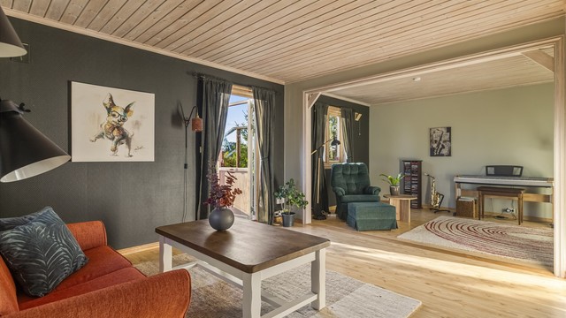 Stuen er utvidet og gir god plass til flere sittegrupper og soner for hele familien.