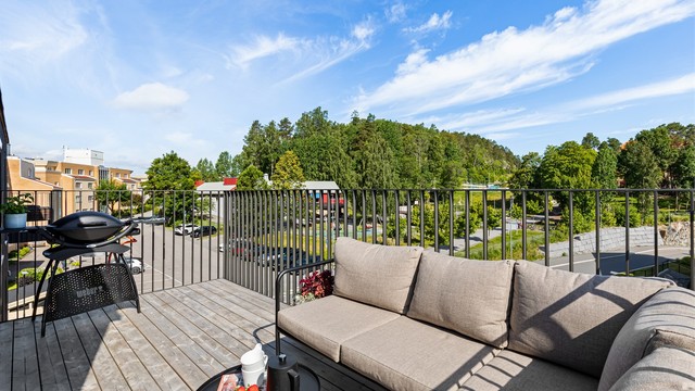 Leiligheten har en stor og herlig balkong på ca 10 kvm med flott utsikt over nærområdet