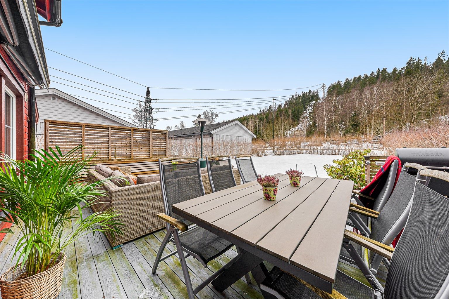 Uteplassen er skjermet og gir en privat sfære. Boligen disponerer også en isolert utvendig bod på 5 m².