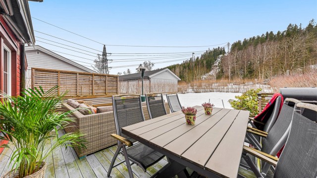 Uteplassen er skjermet og gir en privat sfære. Boligen disponerer også en isolert utvendig bod på 5 m².