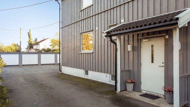 Overbygget inngangsparti som leder inn til felles trapperom.