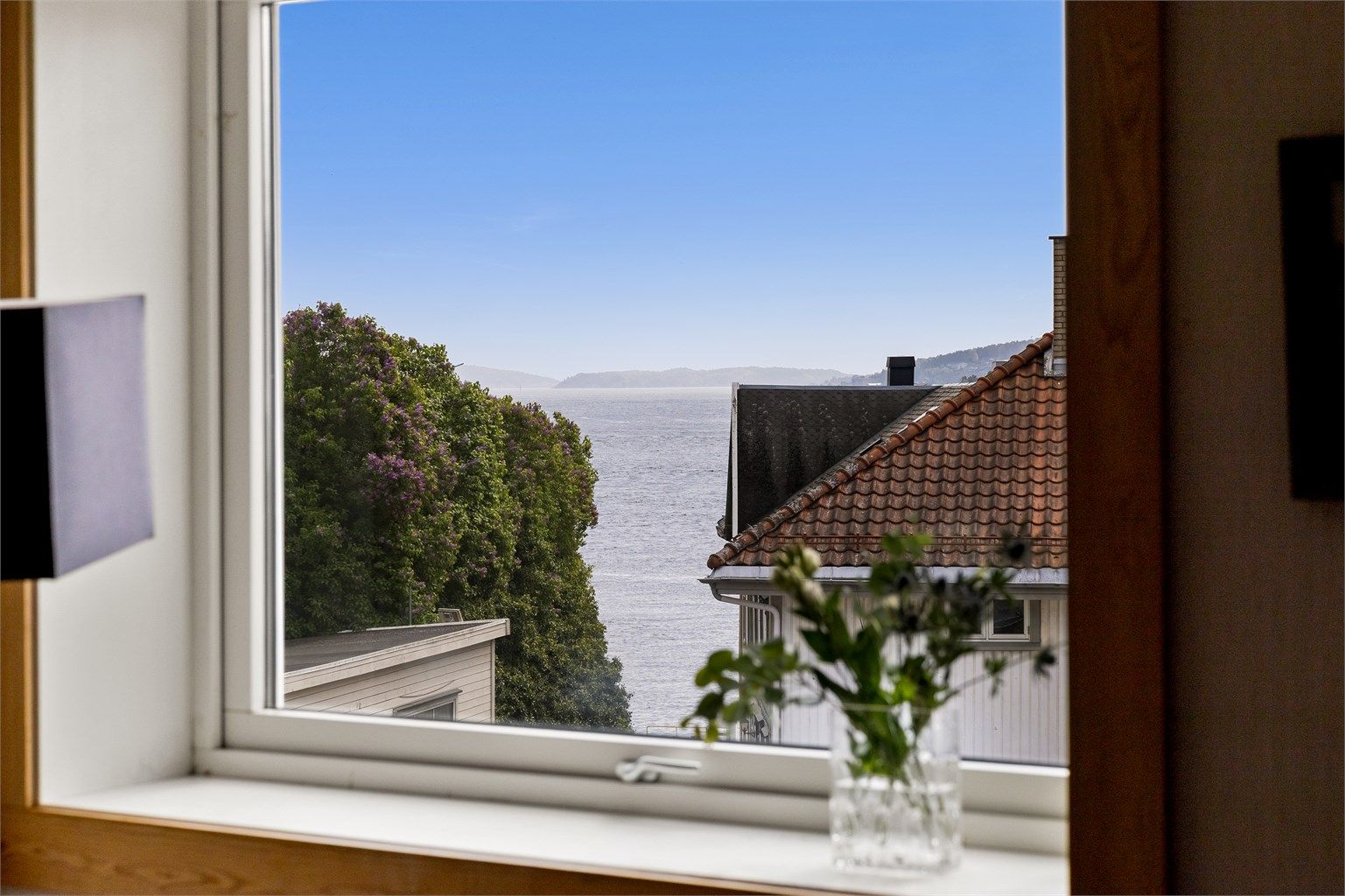 Utsikt utover sjøen fra stua i 3. etasje.