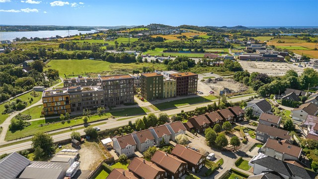 Skoler, barnehager og den den internasjonale skole er i gangavstand fra boligen, mens UiS og nye SUS, også er i kort avstand unna.