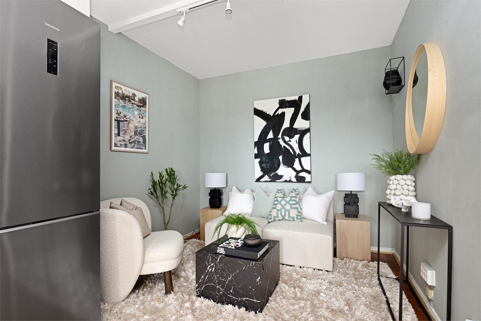 Her er det god plass til sofa med tilhørende salongbord, tv-seksjon og spisebord.