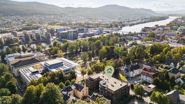 Meget godt kollektivtilbud i form av bussknutepunkt og togstasjon på Strømsø.