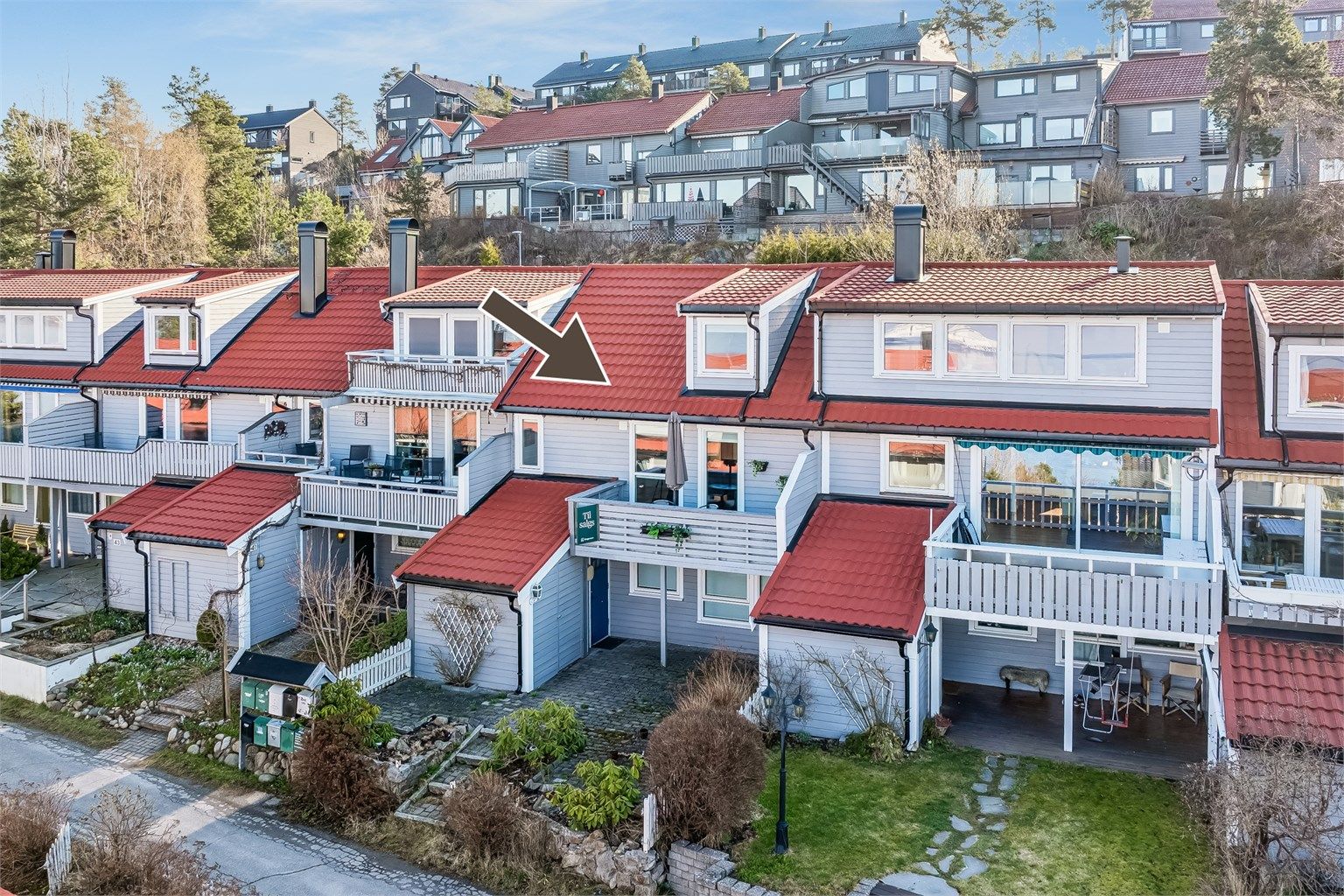 Området er bilfritt, barnevennlig med fellesareal for lek og moro.