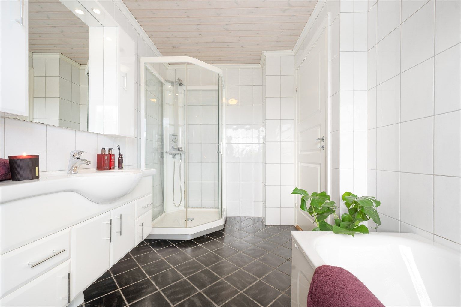  Badet er utstyrt med dusjkabinett med dusjarmatur, badekar med vegghengt badekararmatur og gulvstående toalett.