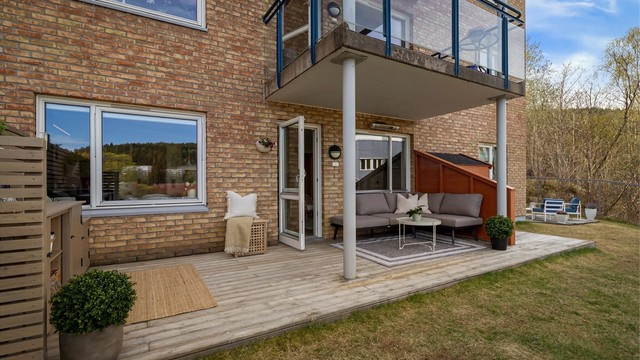 På årets varme dager fungerer terrassen og hagen naturligvis godt som en forlengelse av stuen