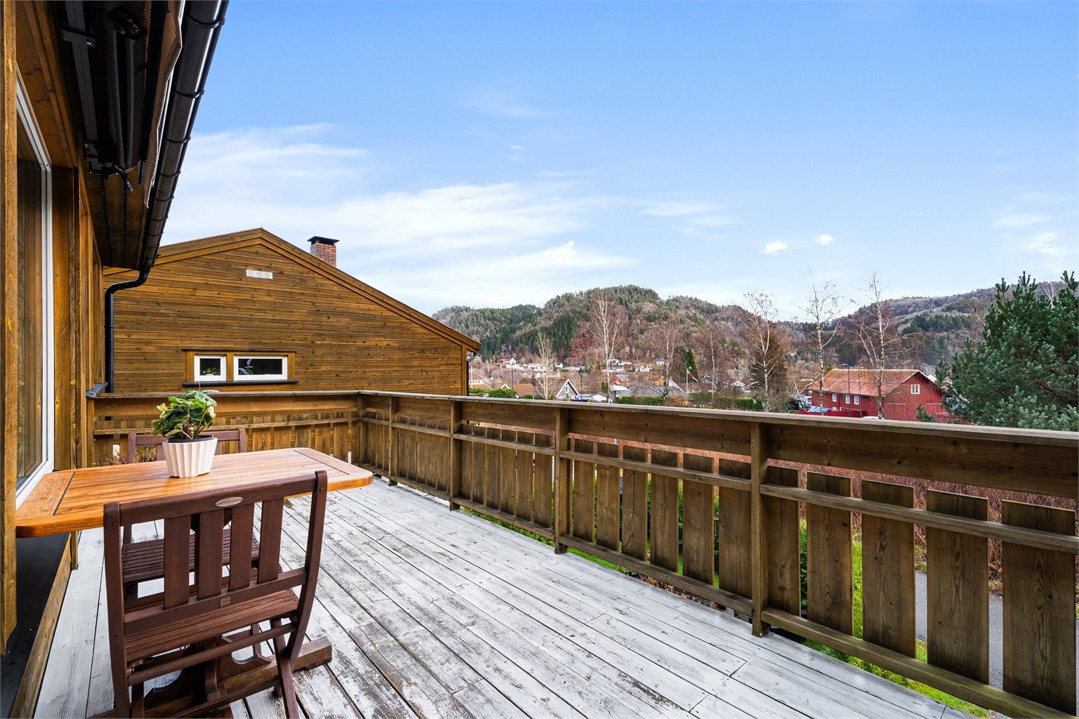 Det er også en utvendig romslig balkong med gode solforhold. 