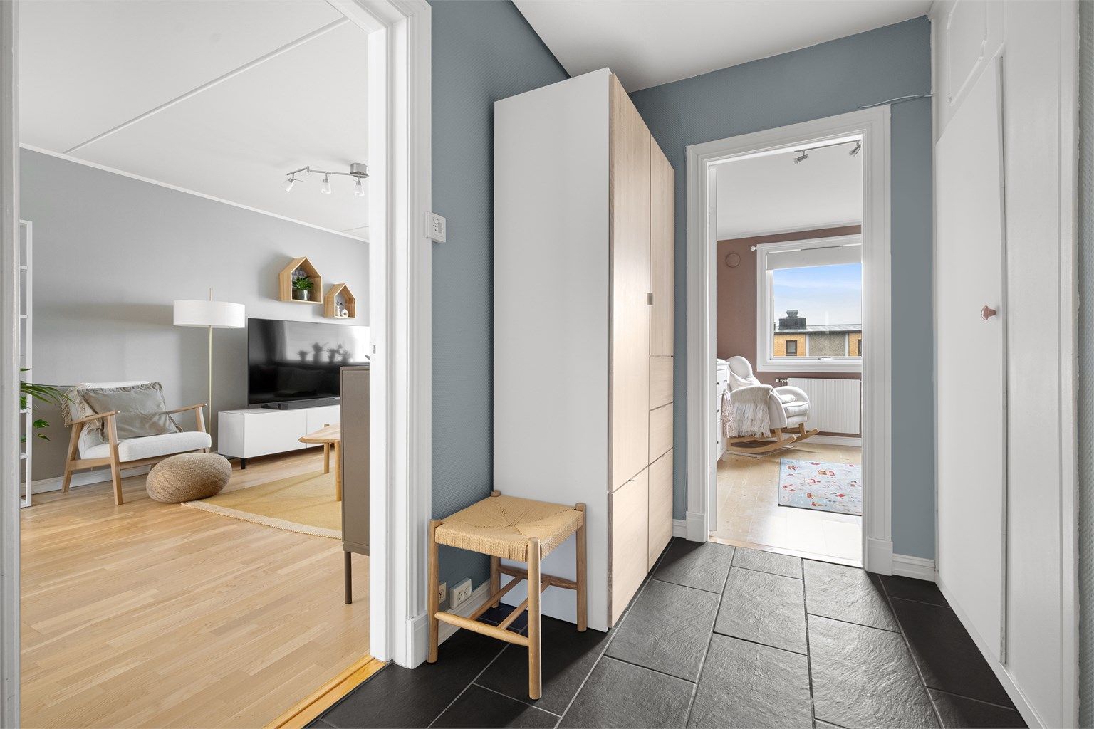 Fra gangen er det direkte tilgang til leilighetens oppholdsrom og ett av soverommene.
Smart garderobe/kott rett ved inngangsdør.