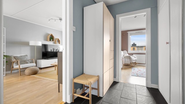 Fra gangen er det direkte tilgang til leilighetens oppholdsrom og ett av soverommene.
Smart garderobe/kott rett ved inngangsdør.