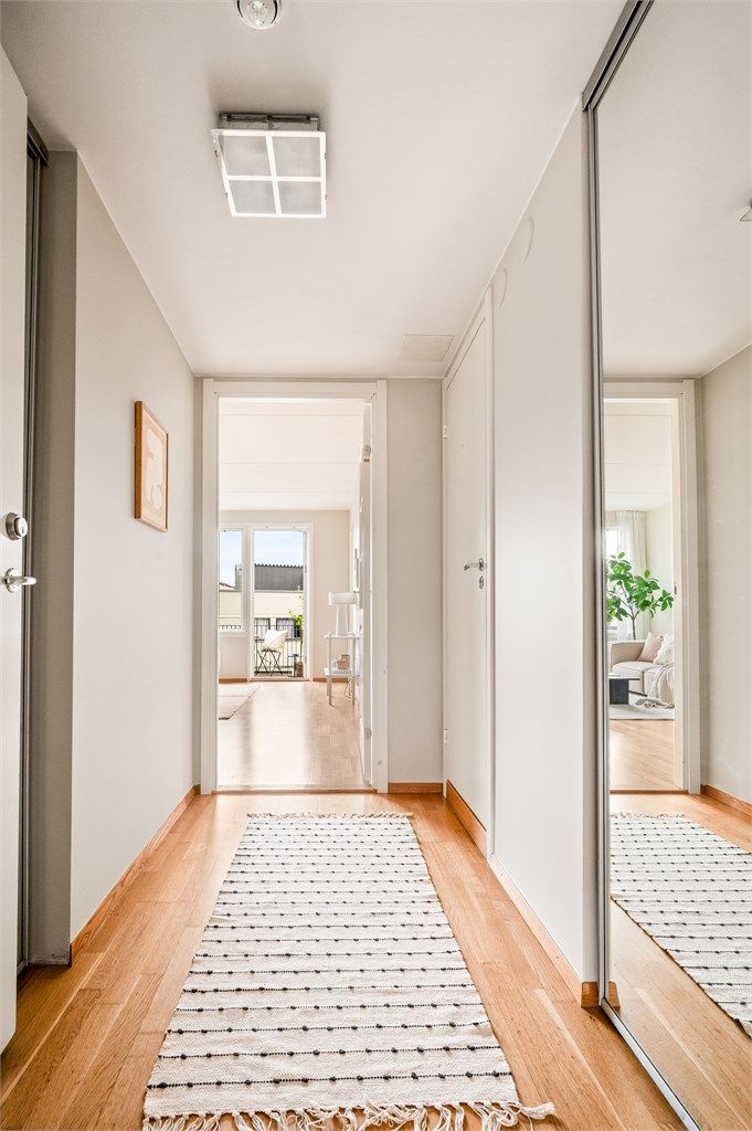 Velkommen inn til en lys og innbydende entré som gir et godt førsteinntrykk av leiligheten.