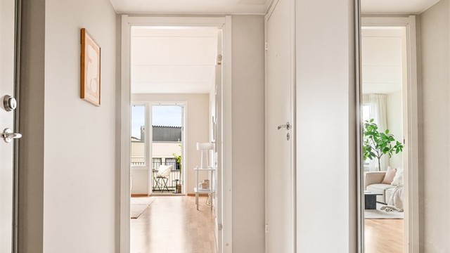 Velkommen inn til en lys og innbydende entré som gir et godt førsteinntrykk av leiligheten.