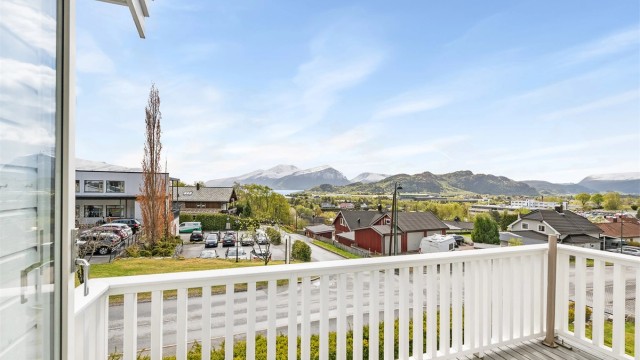 Fra balkongen er det en åpen og fin utsikt over nærområdet og mot Sunnmørsalpane