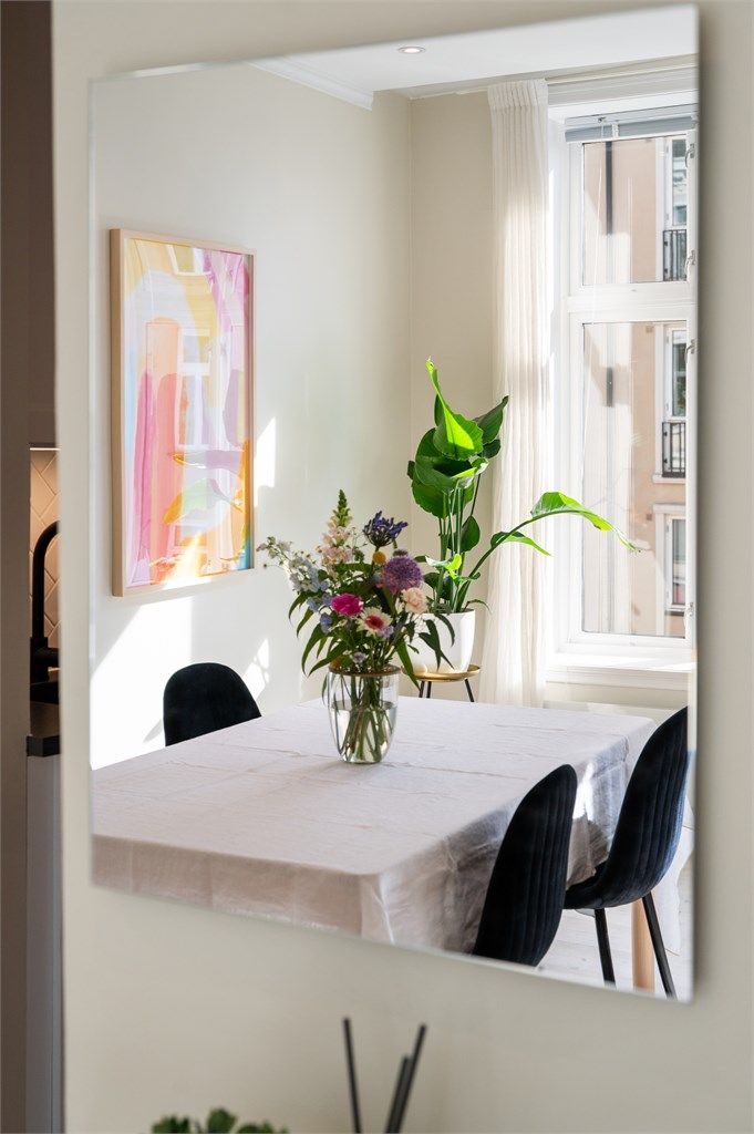 Plass til langbord i stuen like ut fra kjøkkenet. Her kan du invitere venner og familie til hyggelige middager. 