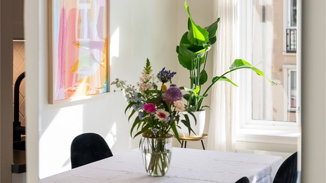 Plass til langbord i stuen like ut fra kjøkkenet. Her kan du invitere venner og familie til hyggelige middager.