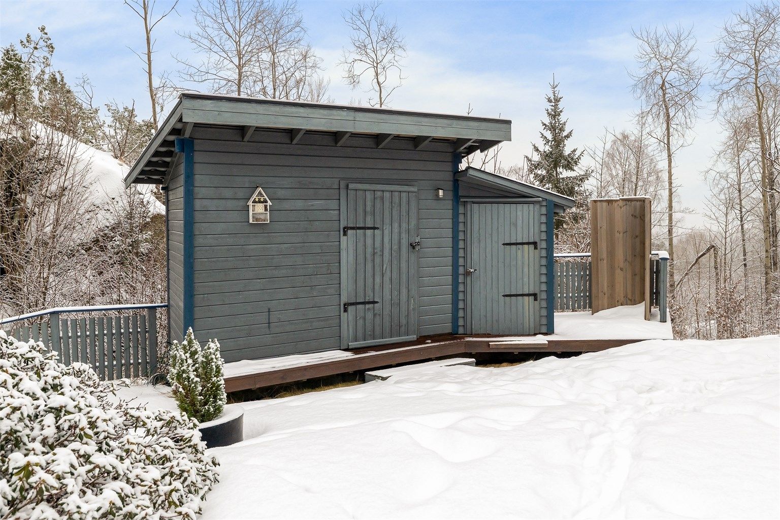 Uthus med lagerplass. Leveggen til høyre benyttes til en enkel dusj om sommeren.