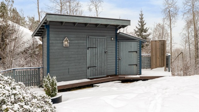 Uthus med lagerplass. Leveggen til høyre benyttes til en enkel dusj om sommeren.