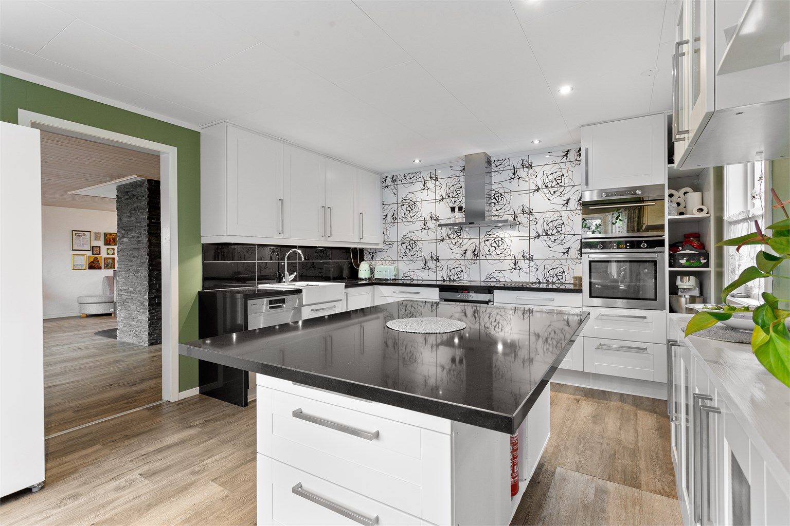 Integrert mikrobølgeovn, oppvaskmaskin og to stekeovner vil medfølge eiendommen