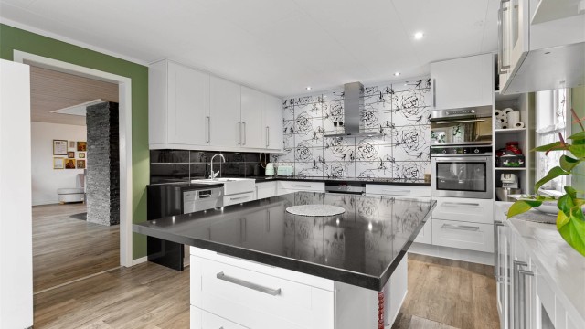 Integrert mikrobølgeovn, oppvaskmaskin og to stekeovner vil medfølge eiendommen