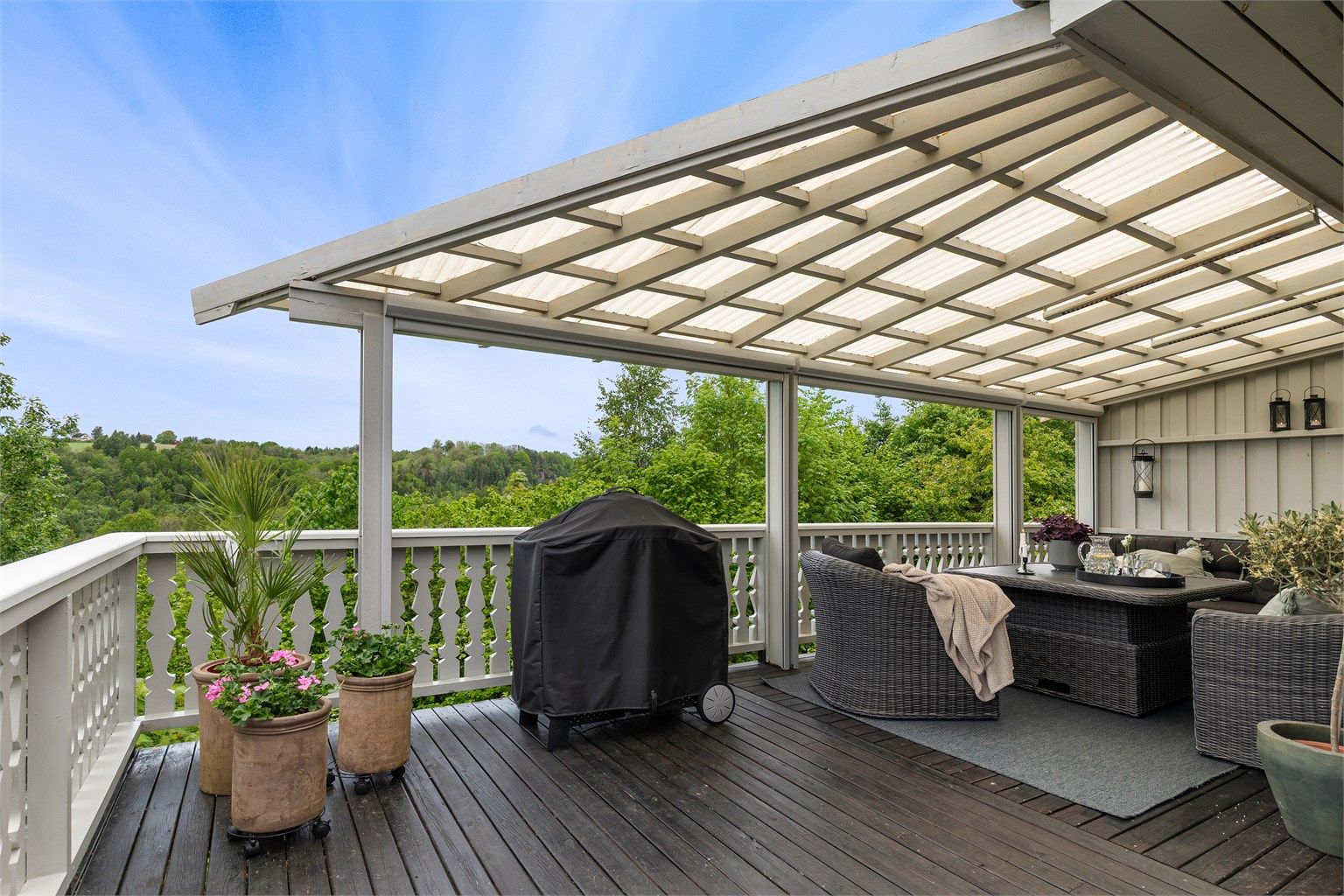Stor delvis overbygget terrasse utenfor stuen 