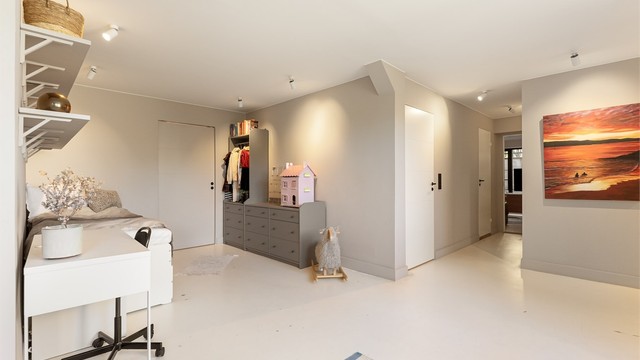 Etasjen består hovedsakelig av støpt betonggulv med vannbåren gulvvarme