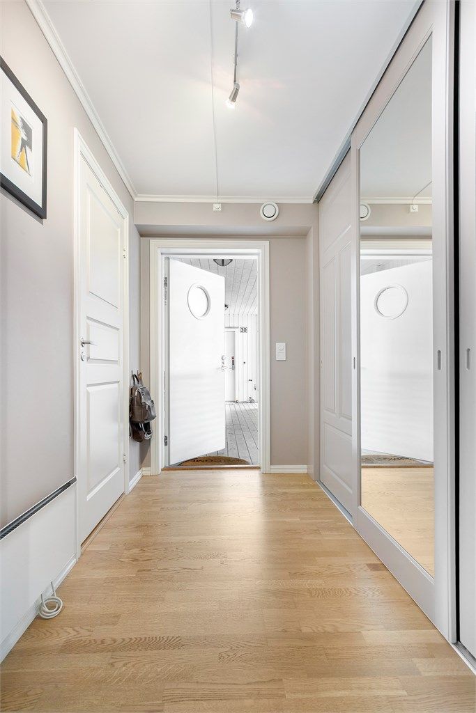 Entréen har en romslig skyvedørsgarderobe, med speilfronter som gir gode oppbevaringsmuligheter.