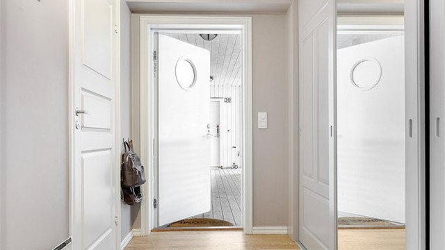 Entréen har en romslig skyvedørsgarderobe, med speilfronter som gir gode oppbevaringsmuligheter.