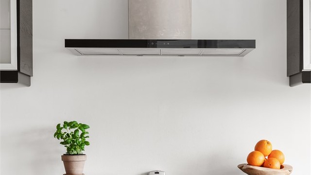 Induksjonstopp og vegghengt ventilator med komfyrvakt.