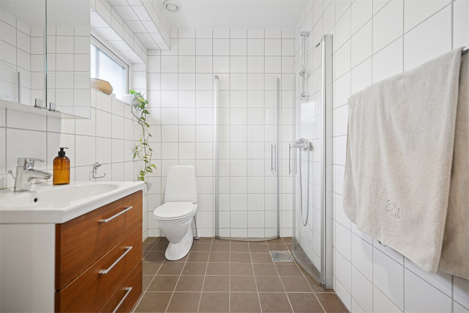 Pent, flislagt bad med gulvvarme i 1. etasje. 