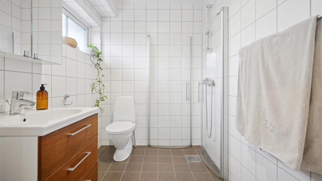 Pent, flislagt bad med gulvvarme i 1. etasje.