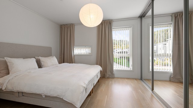 Hovedsoverommet har parkett på gulv og romslig skyvedørsgarderobe med speilfronter.