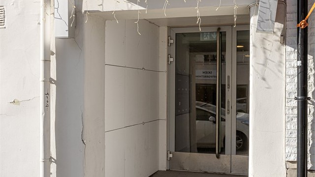 Inngangen til leiligheten. Calling-systemet lar besøkende ringe opp en spesifikk beboer. Dette gjør det enkelt for deg å kommunisere med gjestene og kontrollere adgangen via en fjernstyrt dørlås, en praktisk funksjon som både øker sikkerheten.