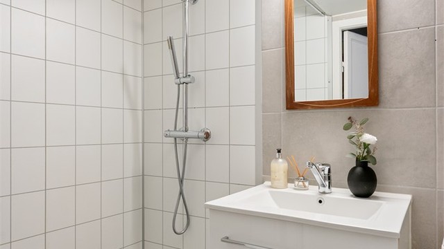 Baderommet i underetasjen er oppgradert i nyere tid med fliser på gulv og vegger.