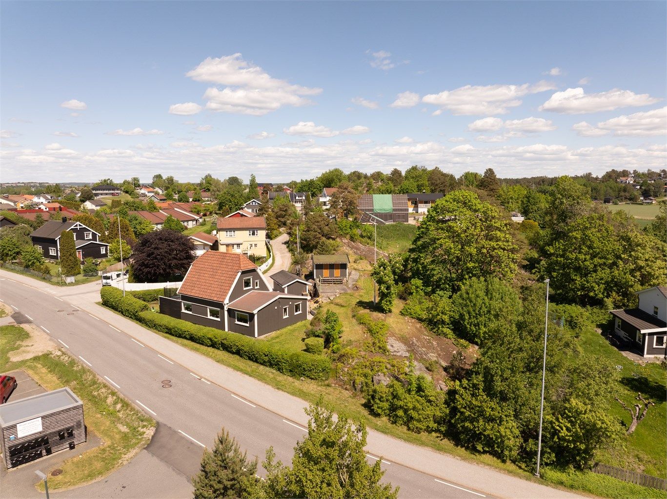 Solforholdene på tomten er meget gode, dagen gjennom.